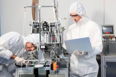 Fabrikada çalışan yüz maskeli üretim mühendisi QC mühendisi iyi kalite kontrolü yapan maske, Coronavirus hastalığının yayılmasını durdurmak için koruyucu eylem ve karantina kavramı 2019