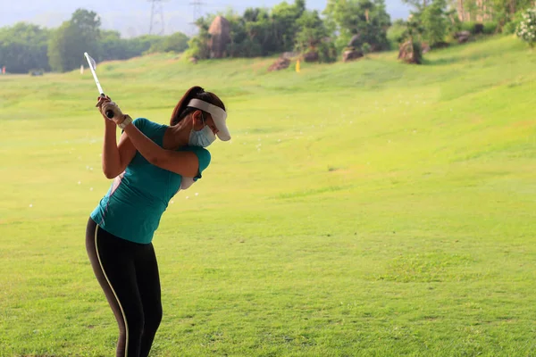 Kadın Oyuncu Golf Sahasında Şoförü Olan Kız Golfçü Gölde Arkadan — Stok fotoğraf