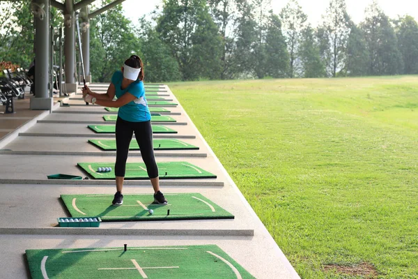 Ženy Hráč Golf Swing Shot Kurzu Nebo Dívka Golfista Řidičem — Stock fotografie