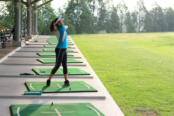 Kadın Oyuncu Golf Sahasında Şoförü Olan Kız Golfçü Gölde Arkadan — Stok fotoğraf