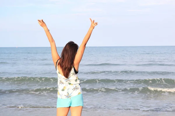 Joyeux Voyageur Femme Robe Blanche Jouit Ses Vacances Plage Tropicale — Photo