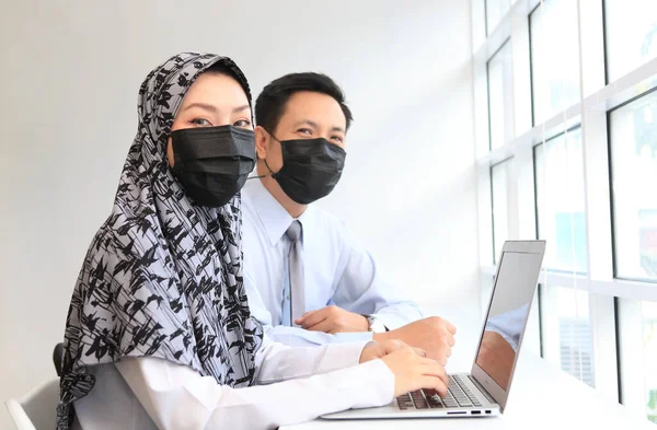 Asiatico Musulmano Donna Manager Intervistando Candidato Lavoro Consulenza Cliente Maschile — Foto Stock