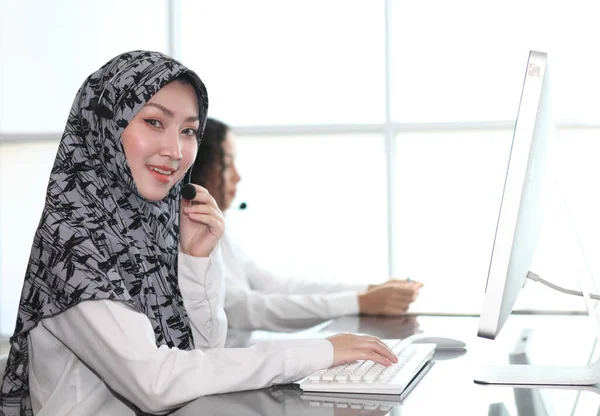 Azjatycka Muzułmanka Słuchawkami Pracująca Call Center Agent Call Center Słuchawkami — Zdjęcie stockowe