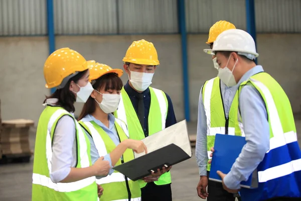 Mitarbeiter Des Teams Tragen Schutzmasken Für Die Sicherheit Der Industriellen — Stockfoto