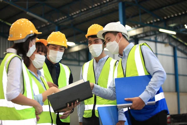 Mitarbeiter Des Teams Tragen Schutzmasken Für Die Sicherheit Der Industriellen — Stockfoto