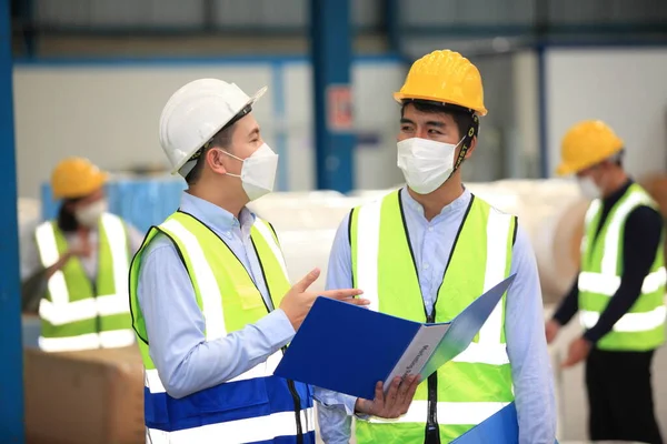Mitarbeiter Des Teams Tragen Schutzmasken Für Die Sicherheit Der Industriellen — Stockfoto