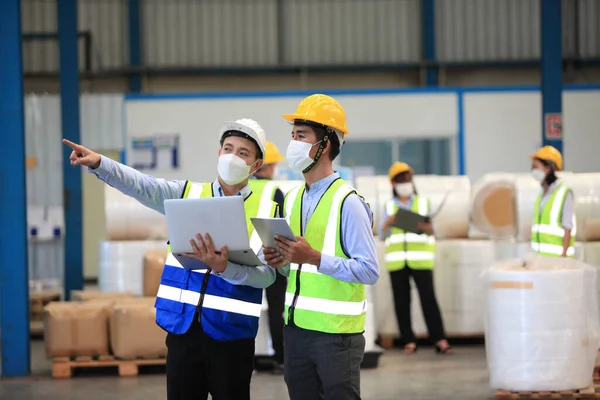 Mitarbeiter Des Teams Tragen Schutzmasken Für Die Sicherheit Der Industriellen — Stockfoto