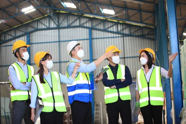 Mitarbeiter Des Teams Tragen Schutzmasken Für Die Sicherheit Der Industriellen — Stockfoto