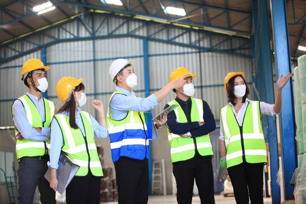 Trabalhadores Equipe Usam Máscaras Protetoras Para Fábrica Industrial Segurança Reunião — Fotografia de Stock