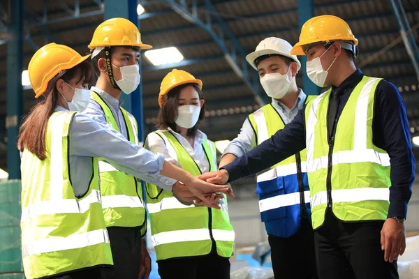 Mitarbeiter Des Teams Tragen Schutzmasken Für Die Sicherheit Der Industriellen — Stockfoto