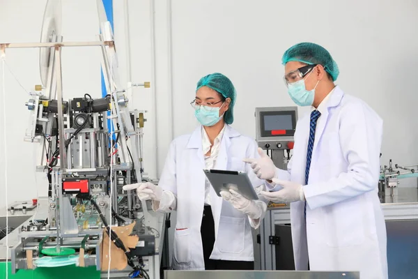 Production Engineer Face Mask Working Factory Engineer Checking Mask Good — Stock Photo, Image