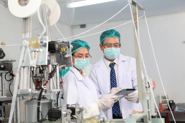 Productie Ingenieur Met Gezichtsmasker Werken Fabriek Ingenieur Controleren Masker Voor — Stockfoto