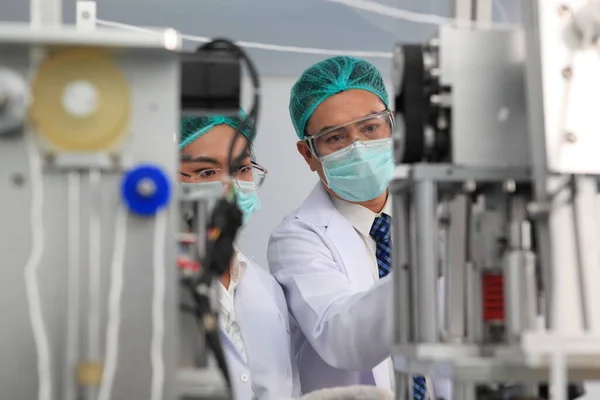 Productie Ingenieur Met Gezichtsmasker Werken Fabriek Ingenieur Controleren Masker Voor — Stockfoto