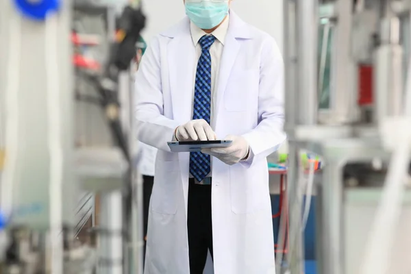 工場で働く顔マスクを持つ生産エンジニア 良い品質のためのQcエンジニアチェックマスク コロナウイルス病の普及を停止する保護作用と隔離の概念2019 — ストック写真