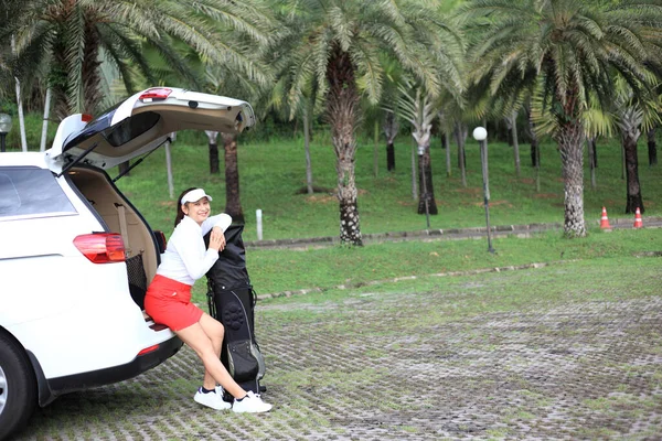 Žena Cestovat Autem Golf Žena Nakládající Golfový Vak Kufru Zaparkovaného — Stock fotografie