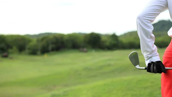 女性レッドスカート ゴルフ場でゴルフクラブを保持するゴルフ選手 — ストック写真