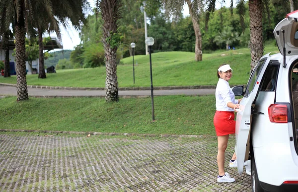 Kadın Golf Için Arabayla Seyahat Ediyor Kadın Park Halindeki Bir — Stok fotoğraf