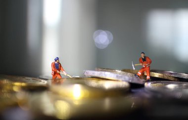 Minyatür insanlar madenci altın sikkeyi kazıyor. Kripto para birimi bitcoin gelecek para, Bitcoin engelleme kripto para birimi dijital şifreleme, dijital para değişimi, Teknoloji küresel ağı 