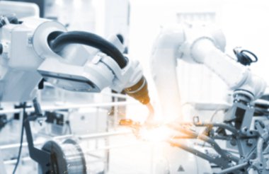  Teknik Endüstriyel Mühendis Kontrol Robotları izleme sistemi yazılımı, Otomatik Robot Kolu. Robot ve dijital imalat operasyonu. Fabrika otomotiv endüstriyel konsepti.