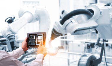  Teknik Endüstriyel Mühendis Kontrol Robotları izleme sistemi yazılımı, Otomatik Robot Kolu. Robot ve dijital imalat operasyonu. Fabrika otomotiv endüstriyel konsepti.