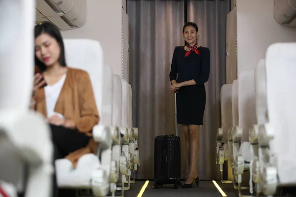 Attraktive Stewardessen Uniform Stehen Und Lächeln Der Economy Class Des — Stockfoto