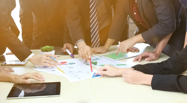商务人员分析统计财务概念或商务人员会议讨论公司概念或团队合作商务人员分析会议室桌上的成本图表 — 图库照片