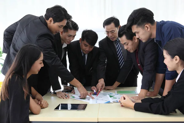 Pessoas Negócios Analisando Estatísticas Conceito Financeiro Negócios Pessoas Reunião Discussão — Fotografia de Stock