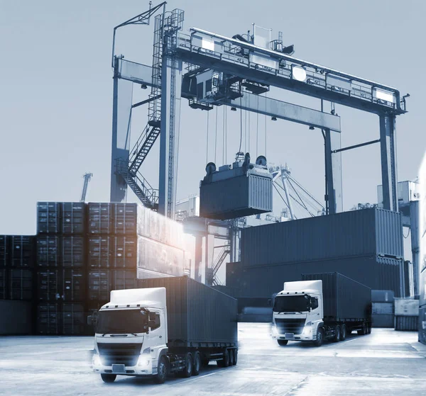 輸送および輸出入商業物流における配送業界と物流コンテナトラック 輸送および貨物輸送平面内の船の二重暴露 青トーン — ストック写真