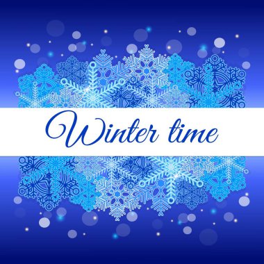 Kar tanelerinin kış arkaplanı. Kar taneleriyle kış zamanının vektör çizimi. Pankart, broşür, poster, tebrik kartı, davetiye kartı, web sitesi, başvuru vs. için.