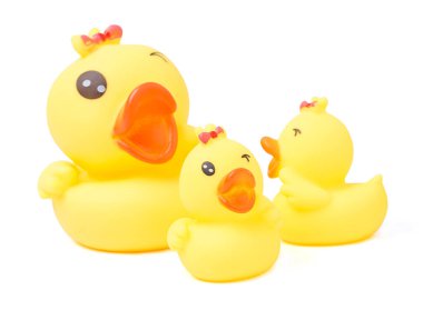 İzole edilmiş sarı plastik ördek. Beyaz arka planda sarı plastik ördek ailesi koleksiyonu. Çocuklar için bir oyuncak. kırpma yolu.