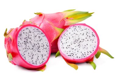 İzole ejderha meyvesi. Beyaz arka planda izole edilmiş ejderha meyvelerinin ya da pitayaların yarısını kes. kırpma yolu ile.