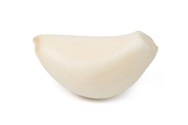 Beyaz arka planda taze sarımsaklı karanfil. kırpma yolu.