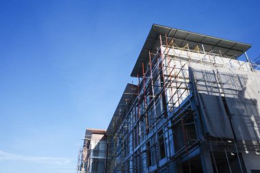 İnşaat devam ediyor. Gökyüzü arkaplanındaki bina yapısı.