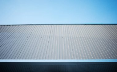 Geometri tasarımı alüminyum tavan köşesi ve açık mavi gökyüzü arkaplanı. Boşluğu kopyala