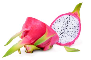 İzole ejderha meyvesi. Beyaz arka planda izole edilmiş ejderha meyvelerinin ya da pitayaların yarısını kes. kırpma yolu ile.