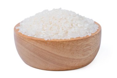 İzole edilmiş çiğ pirinç. Ahşap kasede çiğ Japon pirinci ve beyaz arka plan. Asya beyaz pirinci ya da pişmemiş.