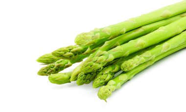 Beyaz arka planda izole edilmiş taze yeşil kuşkonmaz. kırpma yolları ile