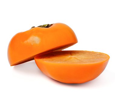 Beyaz arka planda izole edilmiş taze hurma dilimleri ile taze olgun hurmalar. Çin Yeni Yılı. kırpma yolu.