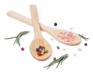 Kaşıkla izole edilmiş bitkiler. çeşitli baharatlar biber, himalaya tuzu, beyaz arka planda ahşap kaşıklarda biberiye. Kesme yolu olan taze otlar ve baharatlar..