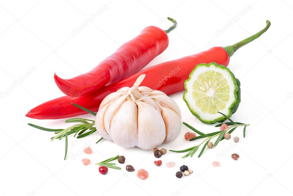 Hierba y especias aisladas. Especias secas cerca de jengibre, ajo