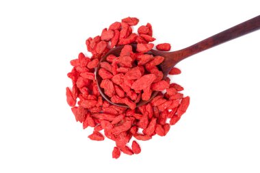 İzole edilmiş kırmızı, kurutulmuş kurt üzümü. Tahta kaşıkla süslenmiş kuru goji üzümleri (Lycium barbarum), beyaz arka planda kurt çilekleri. kırpma yolu ile.