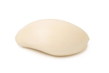 Beyaz arka planda taze sarımsaklı karanfil. kırpma yolu.