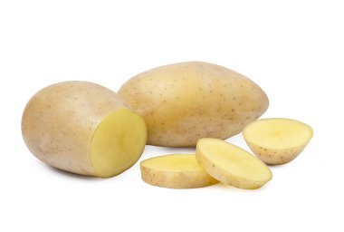 İzole edilmiş patates. Patates püresi ve çiğ patates sebzeleri beyaz arka planda. Yeni hasat. Düz konum, kırpma yolu ile üst görünüm.