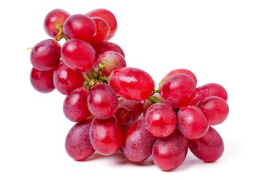 İzole edilmiş üzümler. Kırmızı üzüm. Beyaz arka planda yaprakları olan kırmızı bir grup. Kırpma yolu ile. Tam alan derinliği.