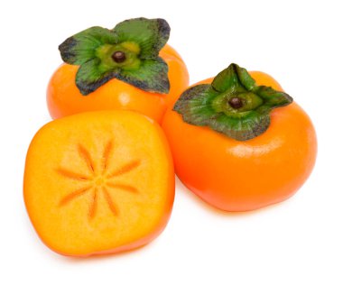 İzole edilmiş hurma meyvesi. Beyaz arka planda dilimlenmiş taze olgun hurma meyvesi. kırpma yolu.