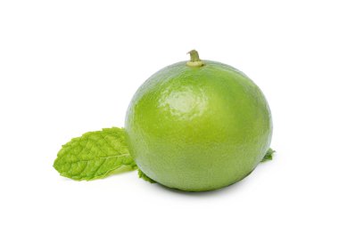 İzole edilmiş taze limon. Beyaz arka planda yeşil yaprak nane ile doğal taze kireç. kırpma yolu.