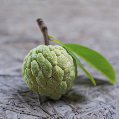 Ahşap arka planda taze kremalı elma.