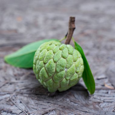 Ahşap arka planda taze kremalı elma.