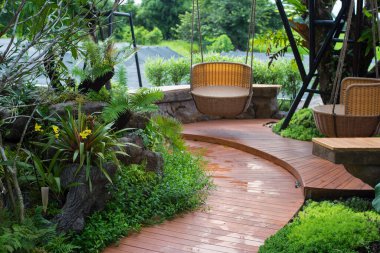 Bahçe parkında taş kaldırım