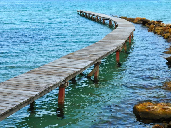 Uitzicht vanaf de pier op de zee op eenzaamheid strand op Thaise eiland koh kood — Stockfoto